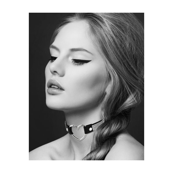 Collier en cuir noir SM avec bande de strass et coeur métal argenté 